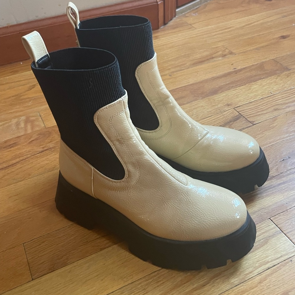 Circus by Sam Edelman Leslie Lug Sole Bootie size 6.5 in eggshell - barely worn
